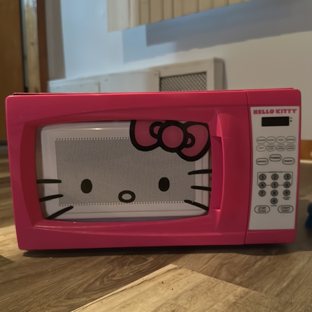 Like New Completely Functional Hello Kitty Microwave